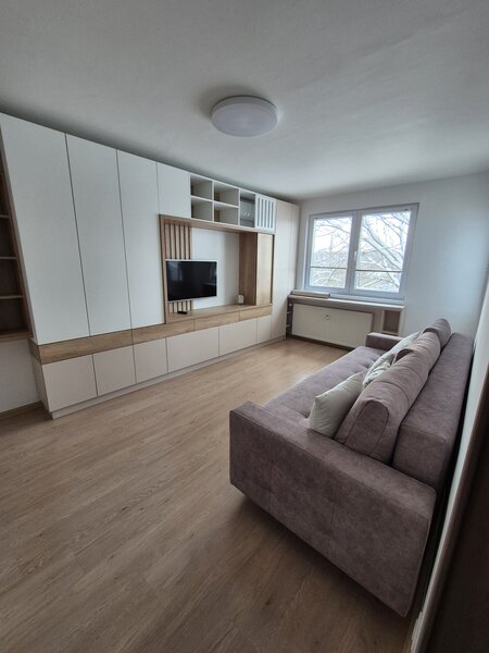 Veteranilor, Militari.